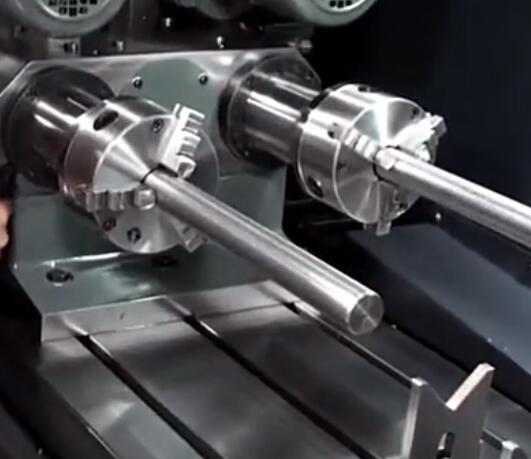  軸類深孔鉆床，這樣的數(shù)控機(jī)床國(guó)內(nèi)很少見，看看不一樣的加工過(guò)程